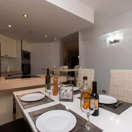 Santa Maria 105 - Two Bed With Sea Views 아파트 아데제