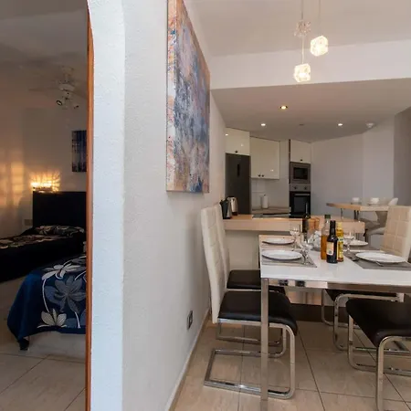 Santa Maria 105 - Two Bed With Sea Views * 아데제